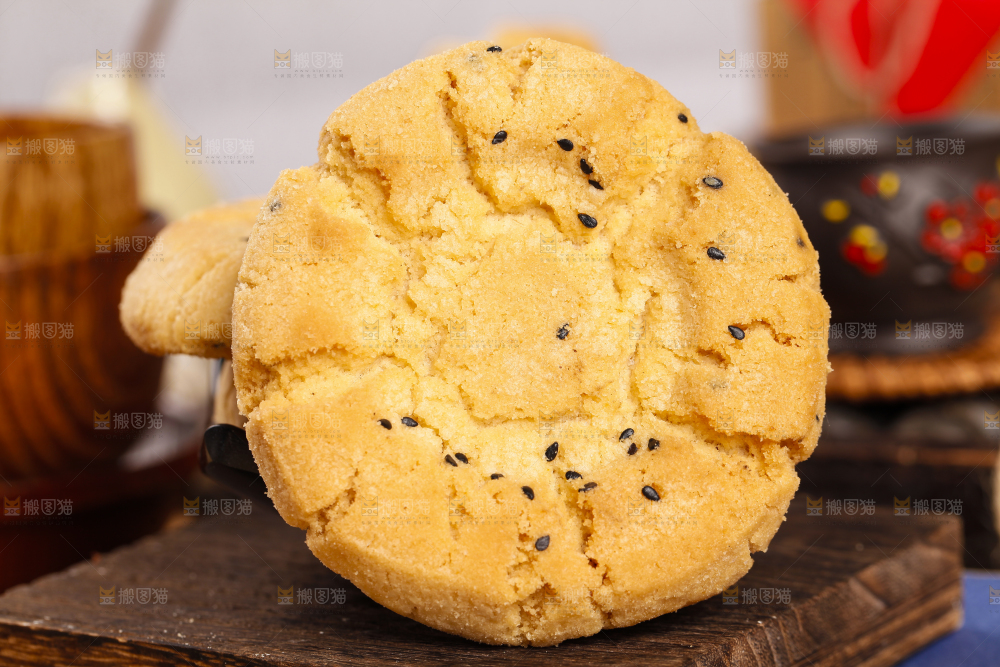 木底上放着桃酥饼干