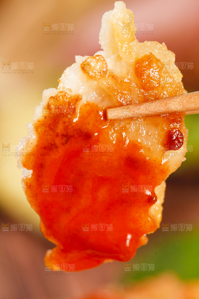 筷子夹着土豆饼