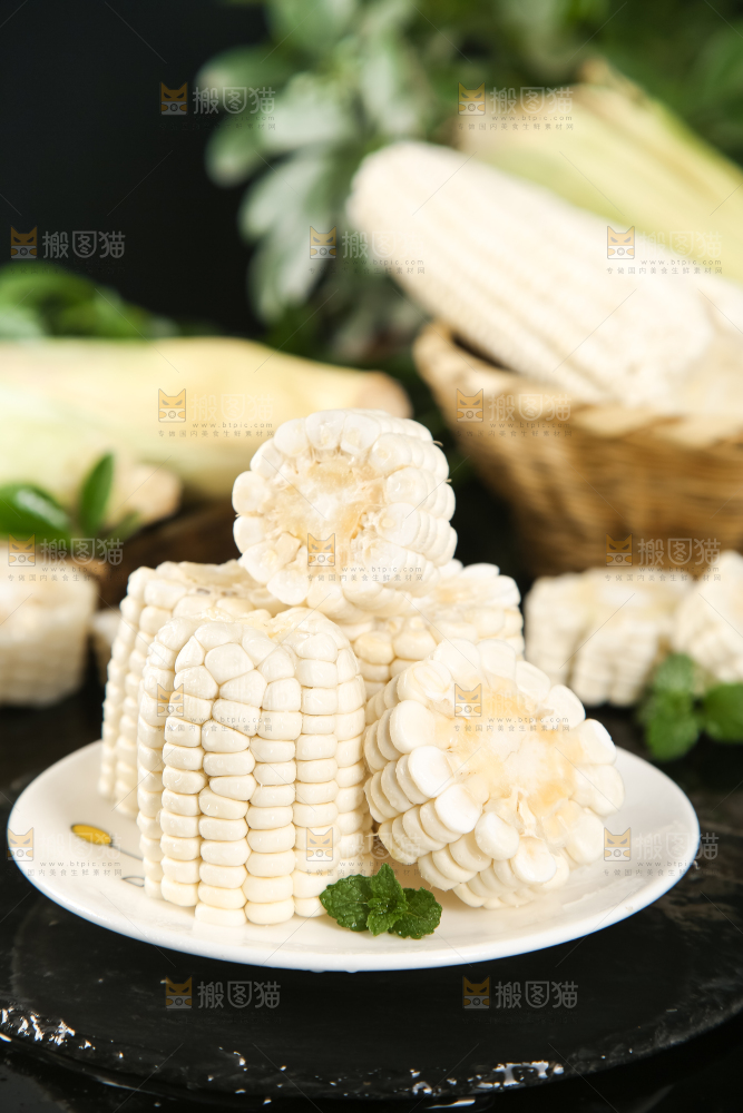 盘子里装着甜玉米