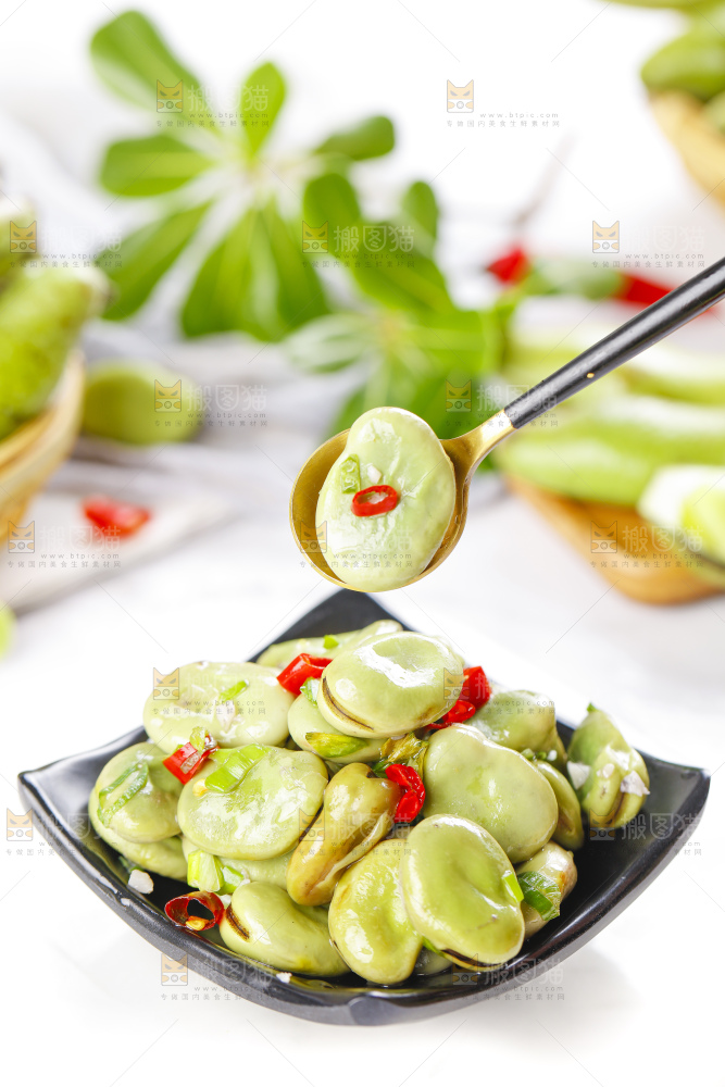 盘子里装着炒蚕豆