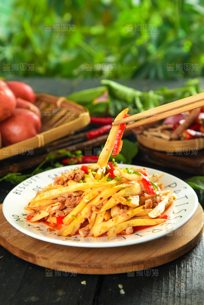 盘子里装着土豆炒肉