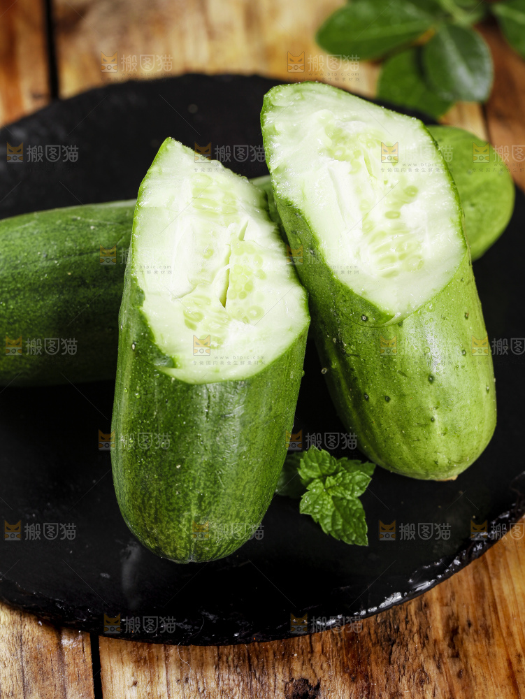 黑底上摆放着青黄瓜