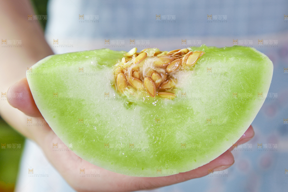 手里拿着玉菇香瓜