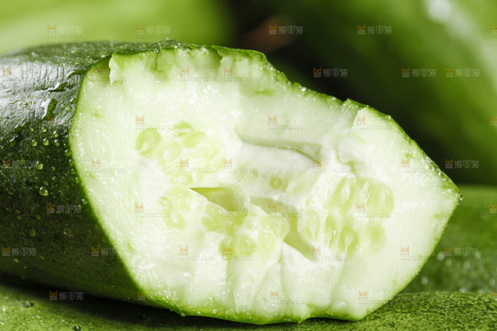 盘子里放着黄瓜