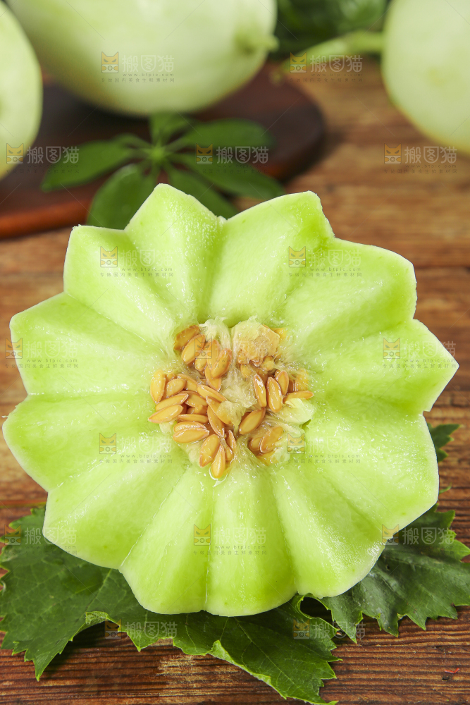 木底上放着玉菇蜜瓜