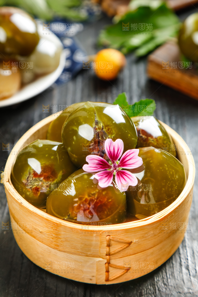 蒸笼里装着艾草青团