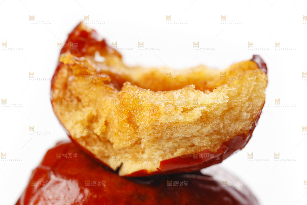 白底上摆放着香酥脆枣