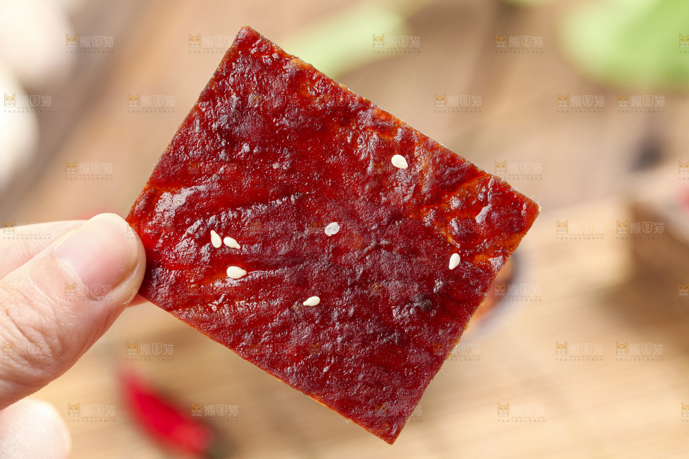 手里拿着肉脯