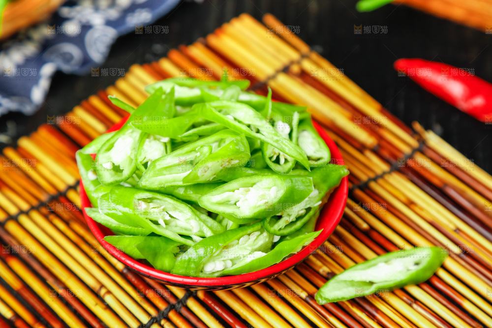 盘子里装着河南杭椒