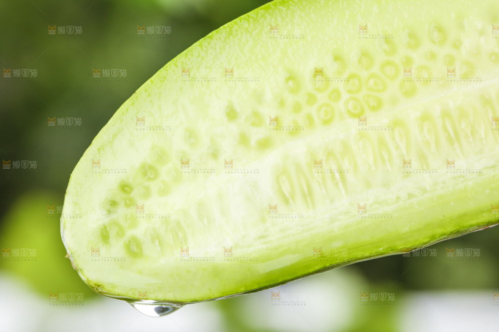 手里拿着青瓜