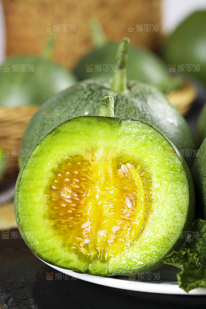盘子里装着绿宝石瓜