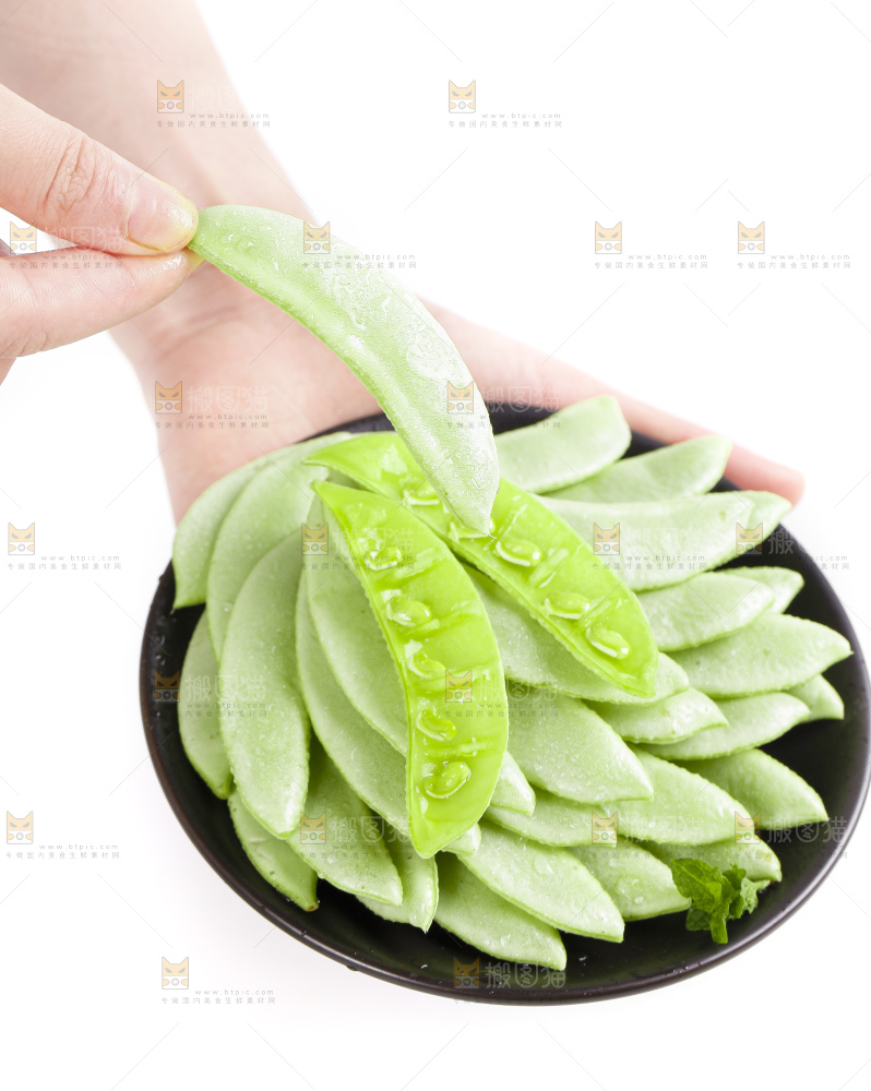 手里拿着一碟扁豆角
