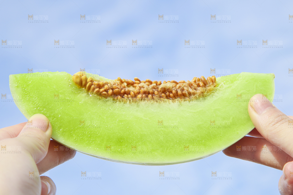 手里拿着玉菇香瓜