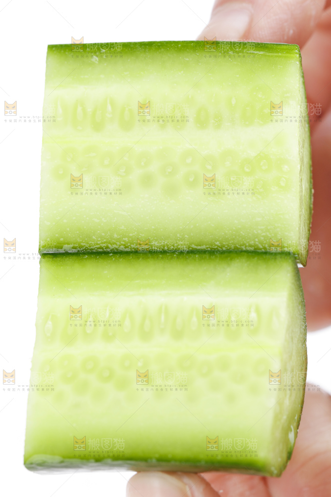 手里拿着嫩黄瓜