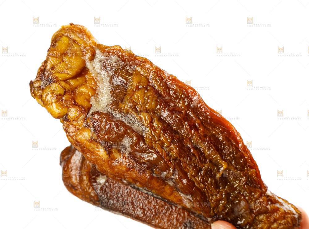 白底上摆放着柴火腊肉