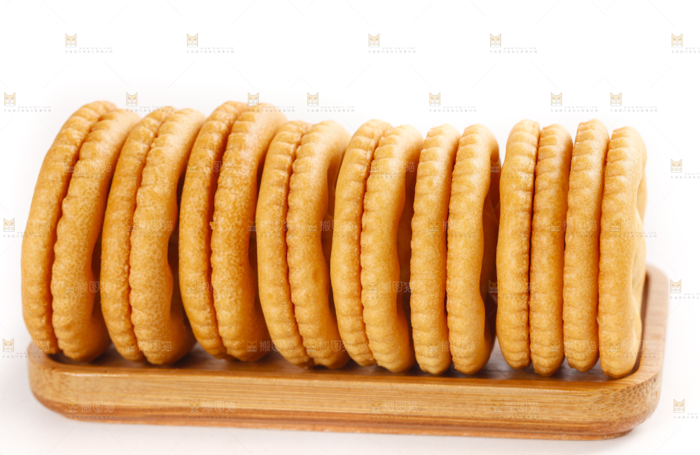 白底上放着夹心饼干