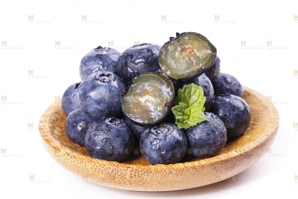 碟子里装着蓝莓