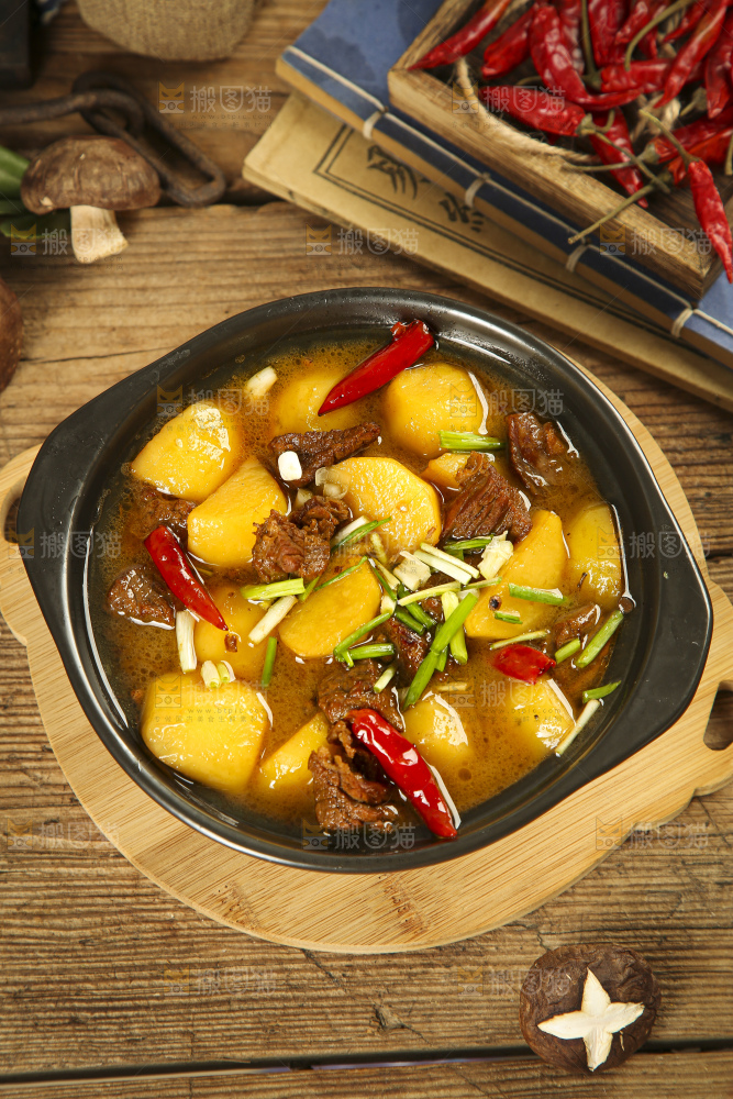砂锅里装着土豆烧肉
