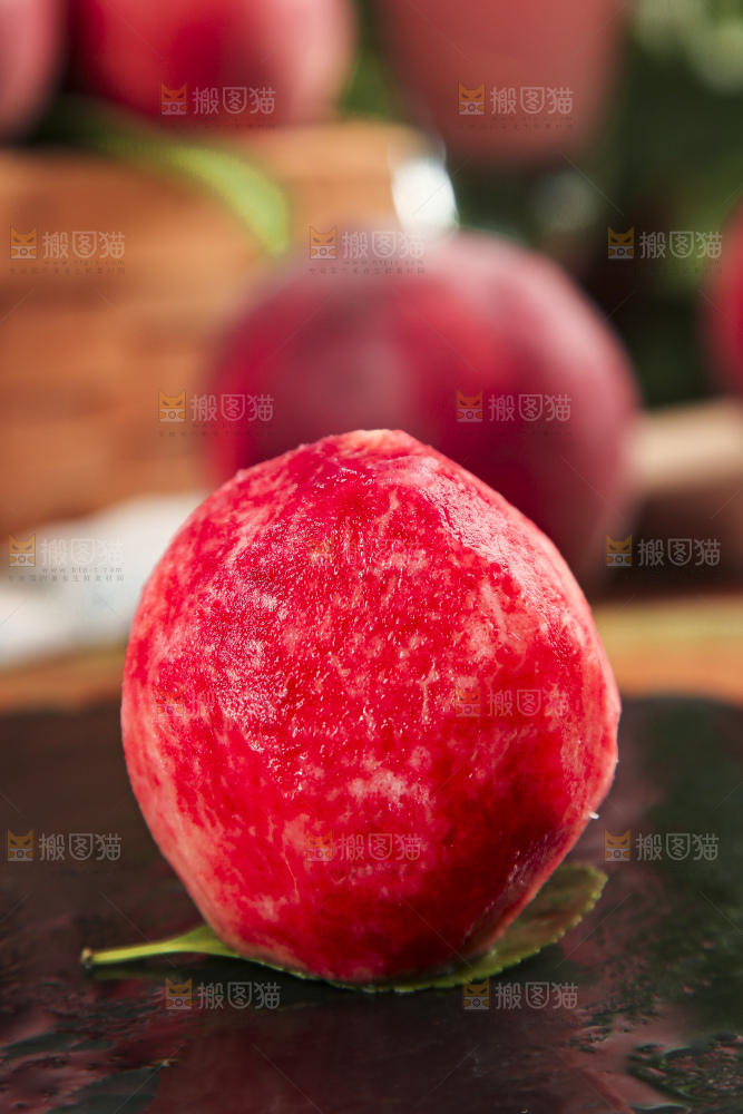 黑底上摆放着胭脂红桃子