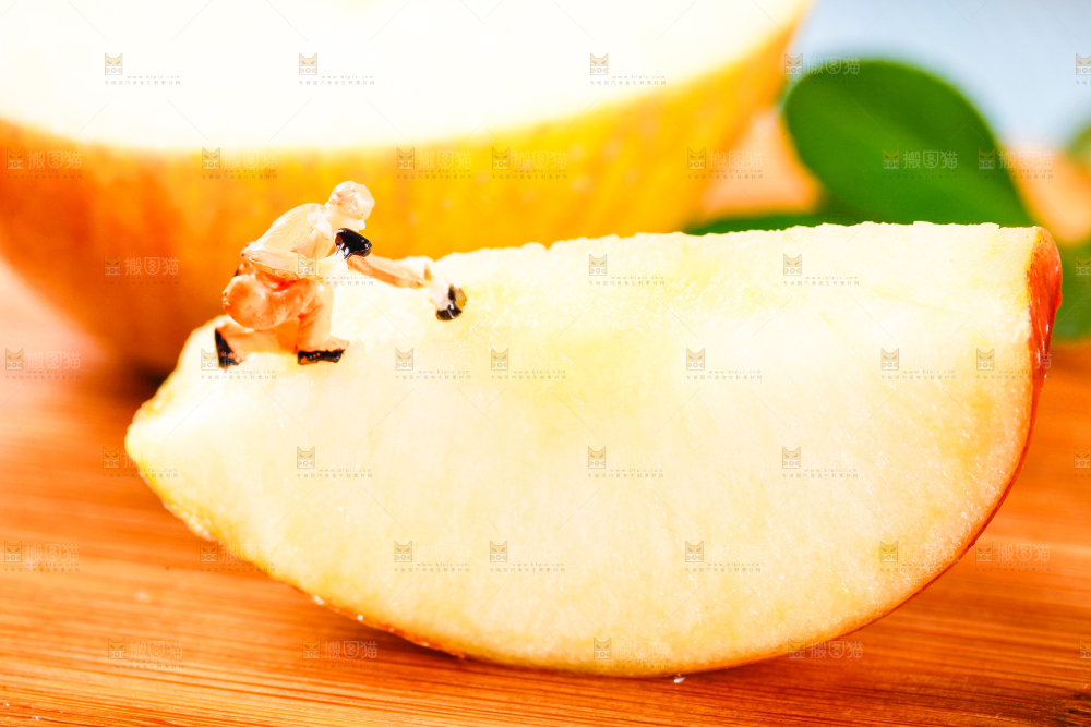 木底上摆放着智利嘎啦果