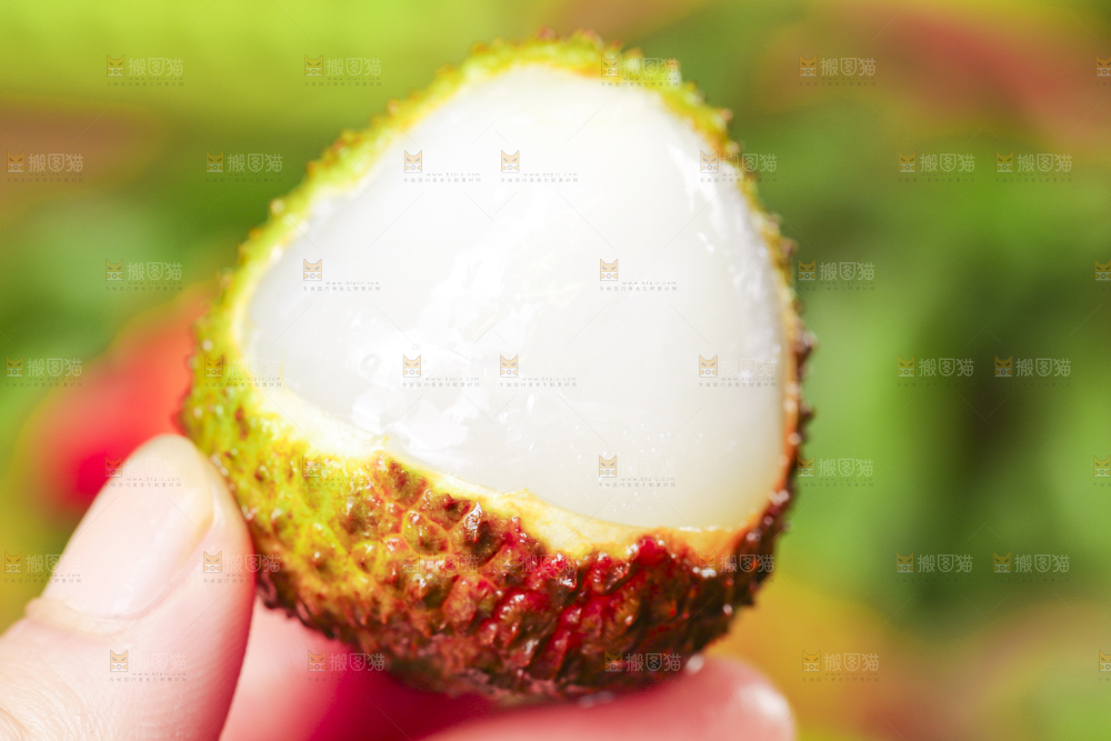 手里拿着荔枝