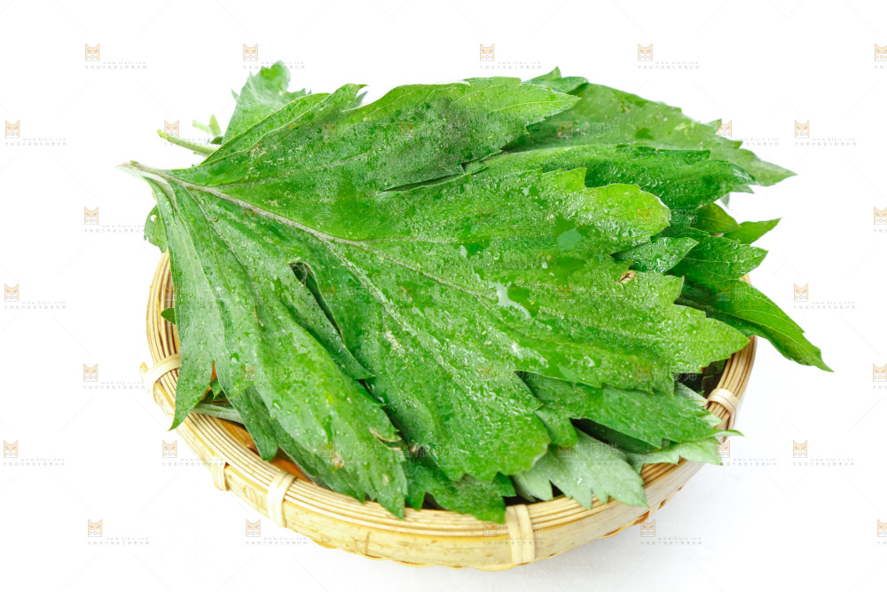 篮子里装着艾草
