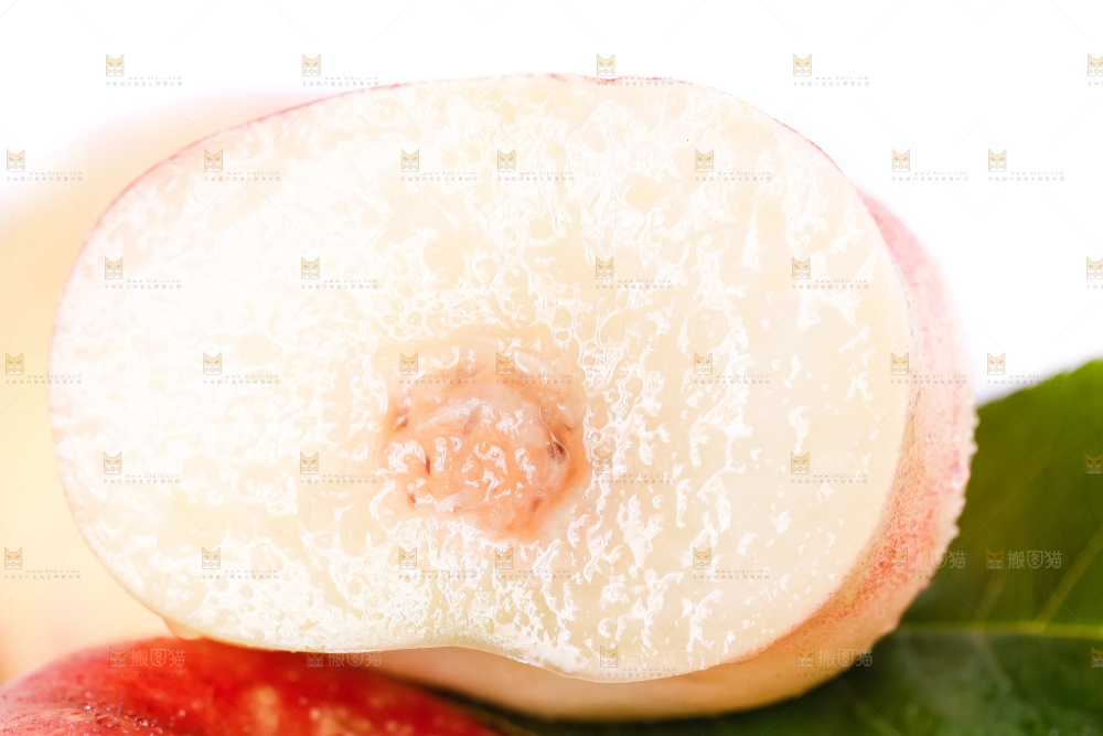盘子里装着油蟠桃