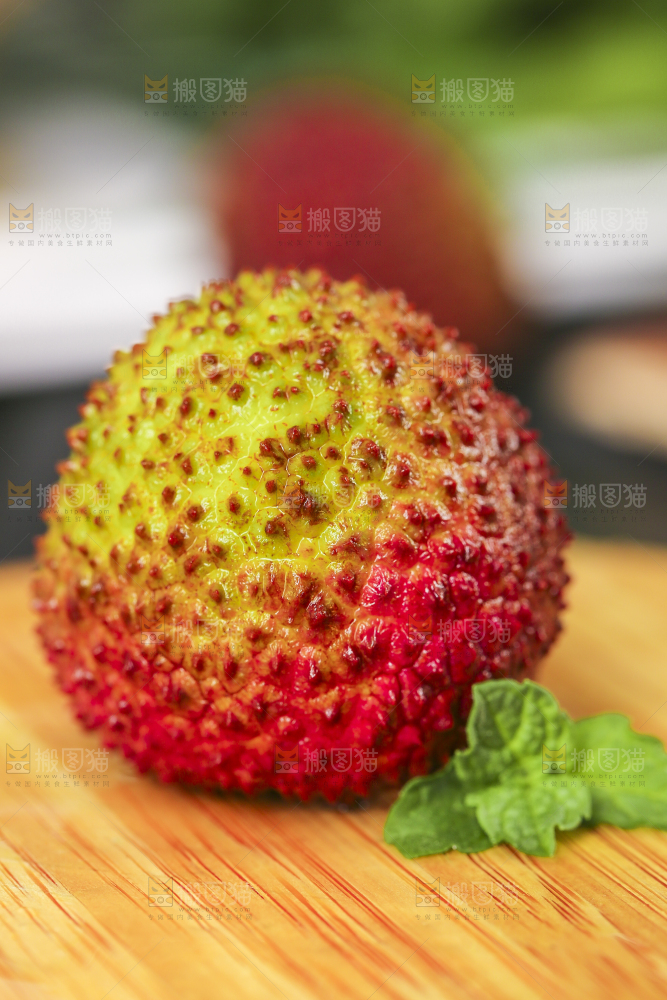 木板上放着荔枝