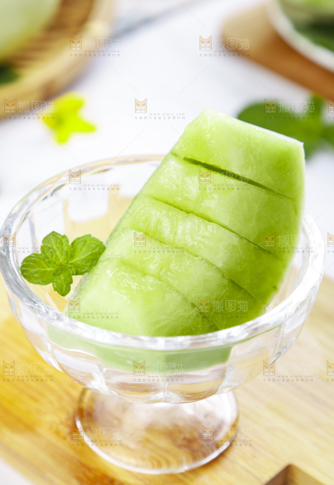 木底上摆放着山东玉菇甜瓜