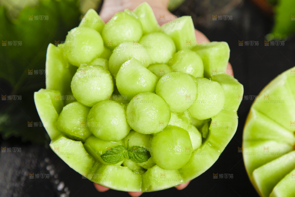 手里拿着玉菇香瓜