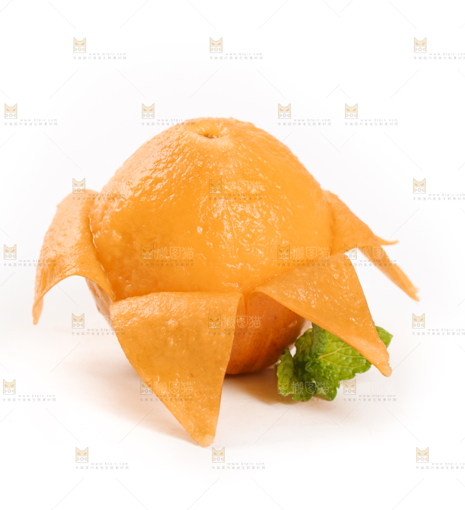 白底上放着云南蒙自枇杷