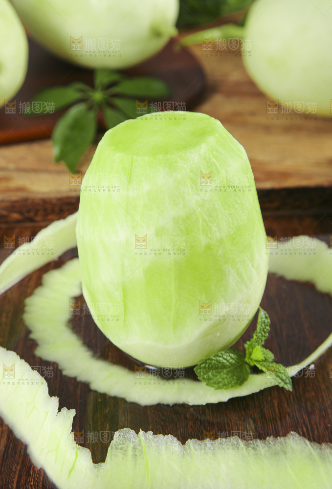 深底上摆放着山东玉菇甜瓜
