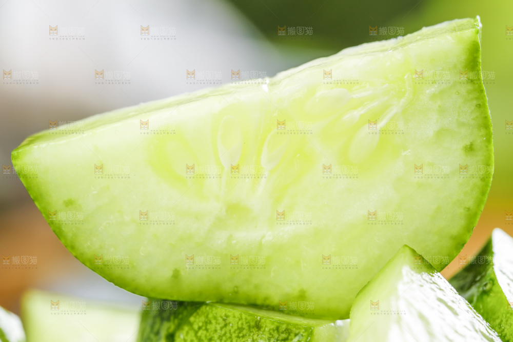 盘子里装着黄瓜