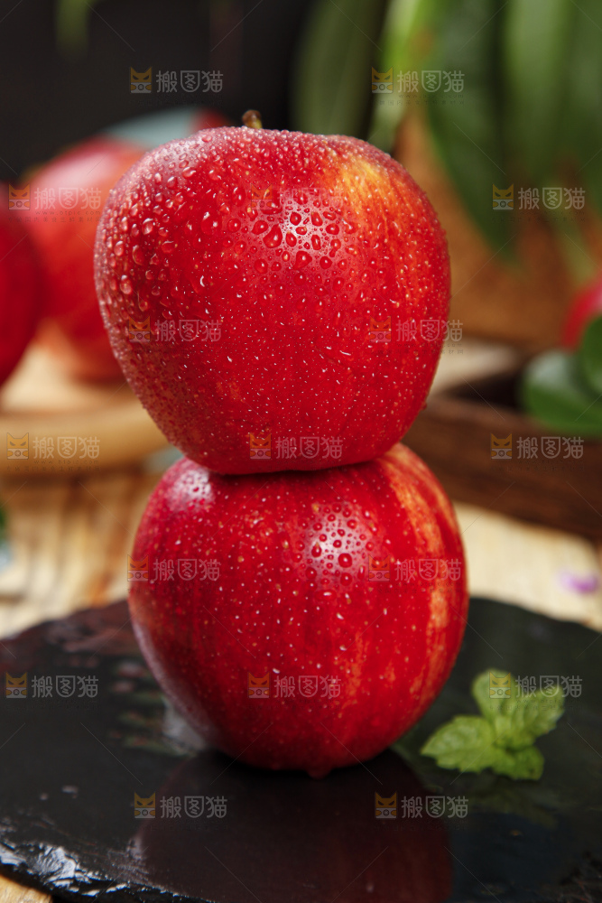 黑底上摆放着红富士苹果