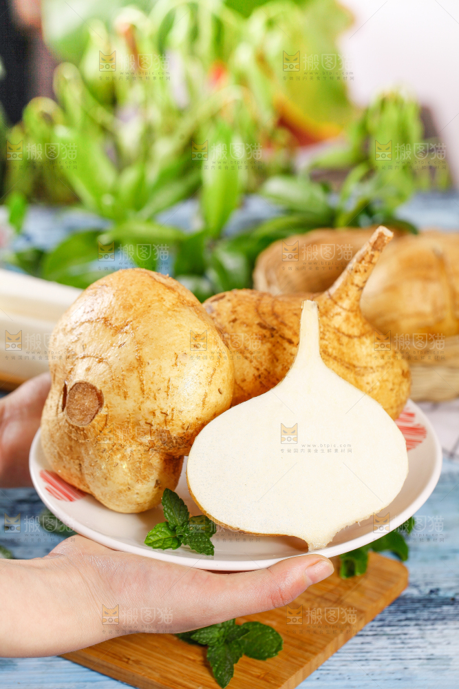 手里拿着番葛