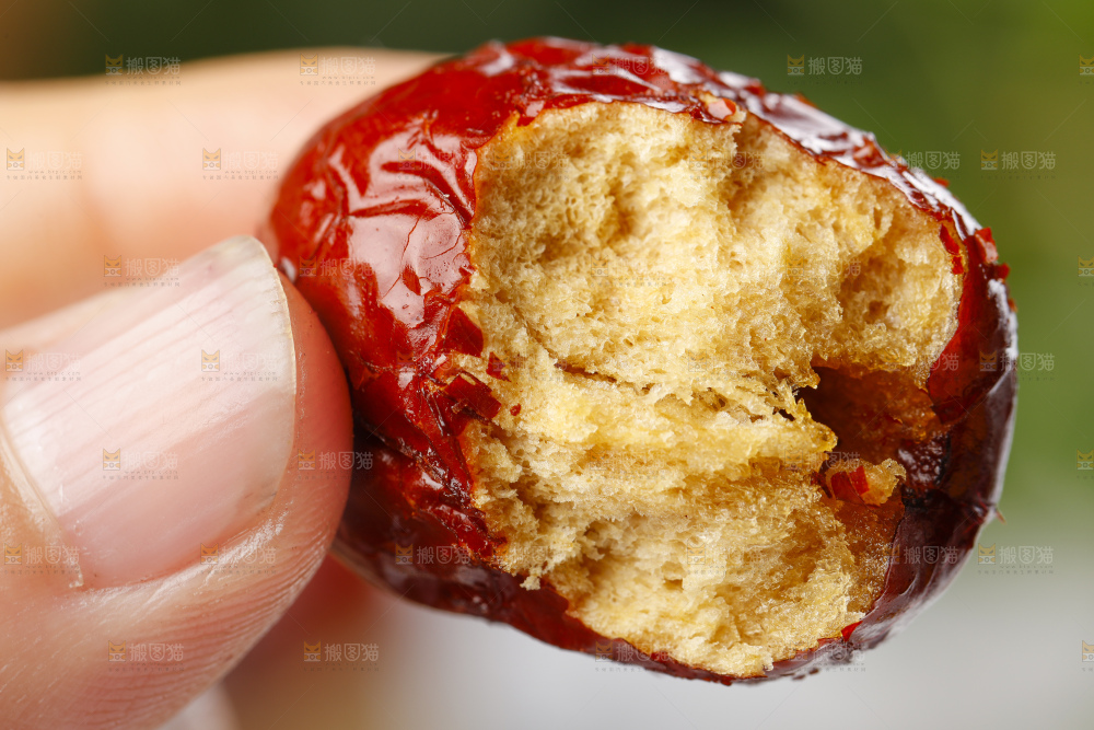 手里拿着香酥脆枣