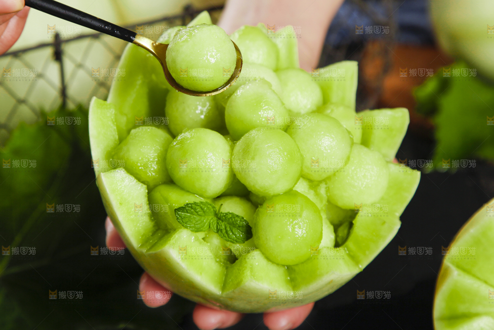 手里拿着玉菇香瓜
