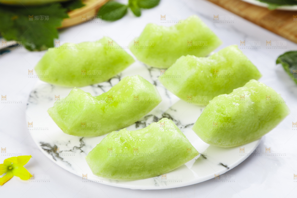 盘子里摆放着玉菇甜瓜