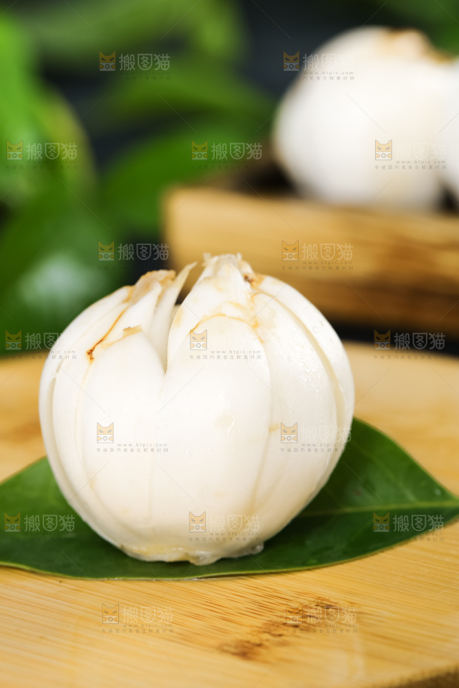 木板上摆放着鲜百合