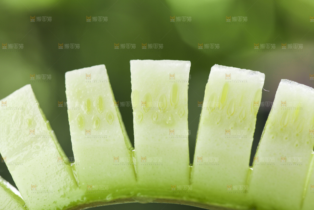 手里拿着茭瓜