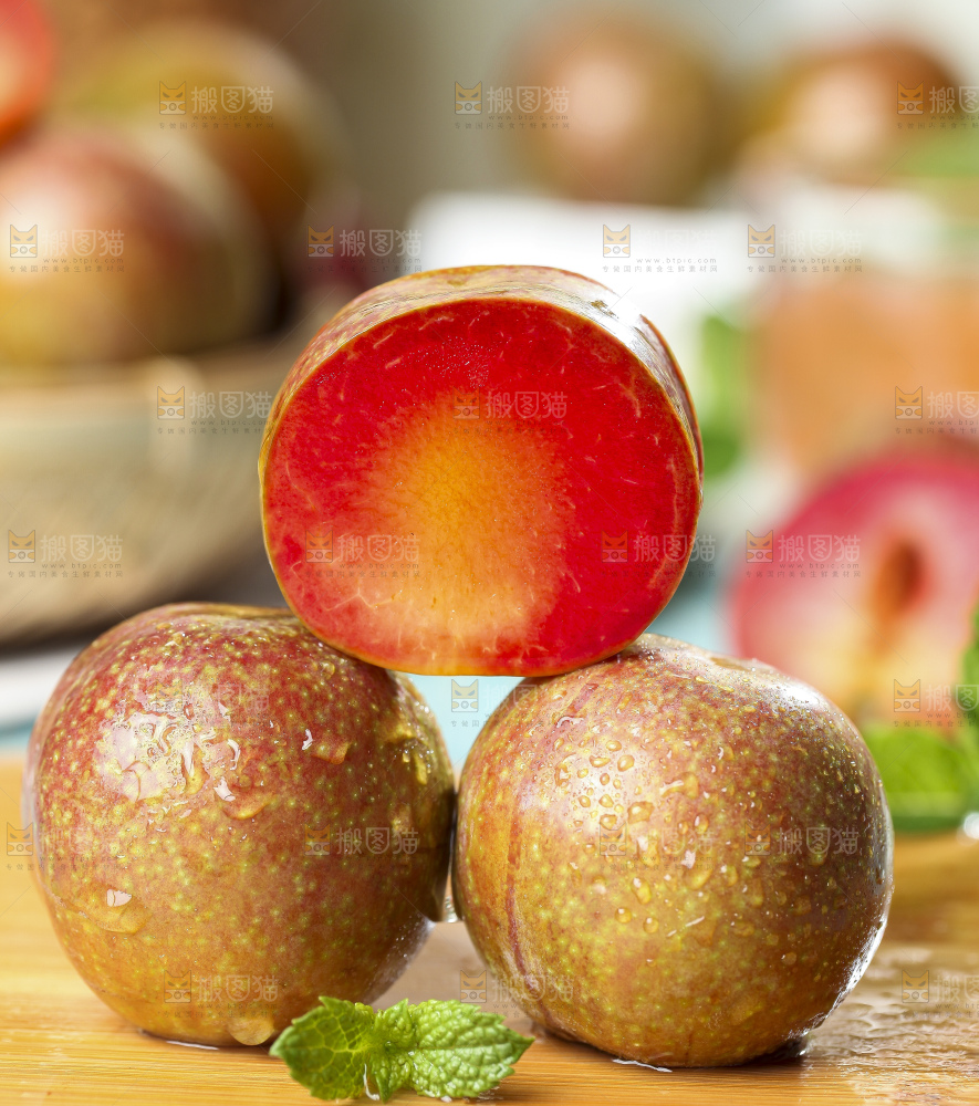 木底上摆放着红心三华李