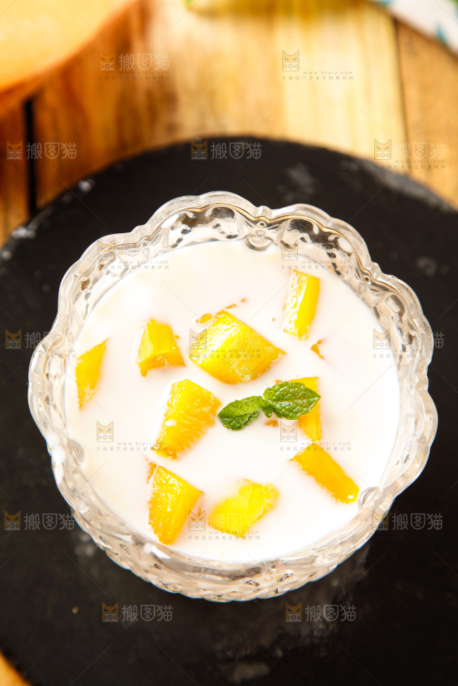 杯子里装着牛奶芒果
