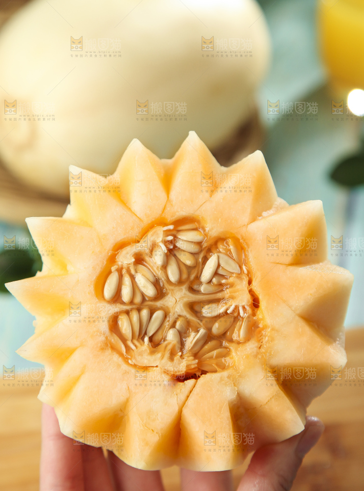 手里拿着蜜瓜