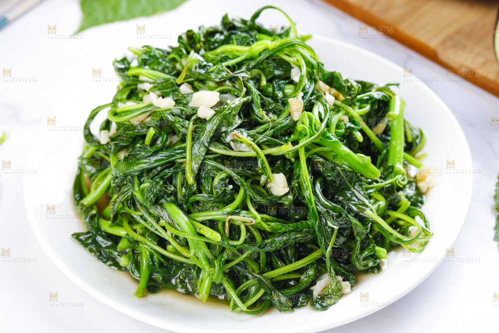盘子里装着炒苋菜