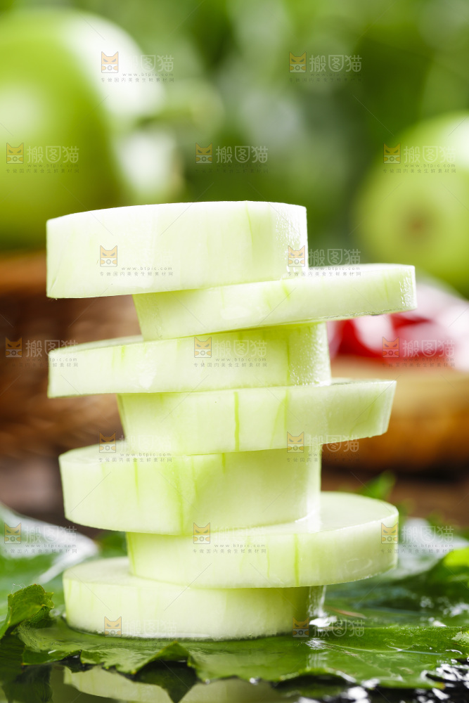 绿叶上放着切丝的瓠子瓜
