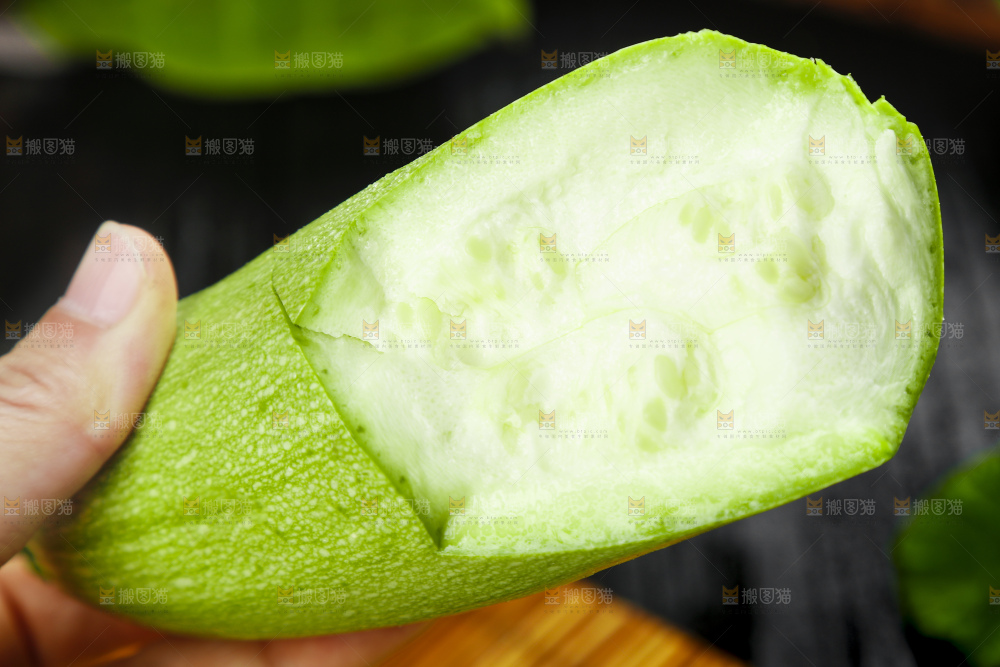 手里拿着西葫芦瓜
