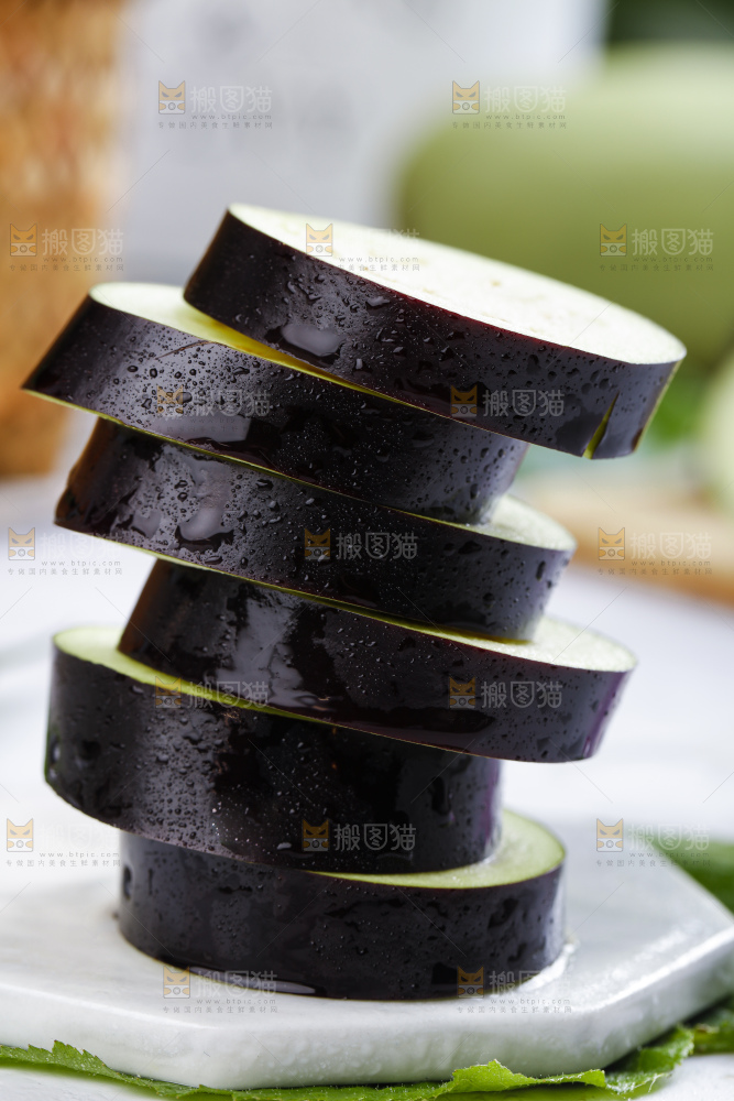 白底上摆放着切片的茄子