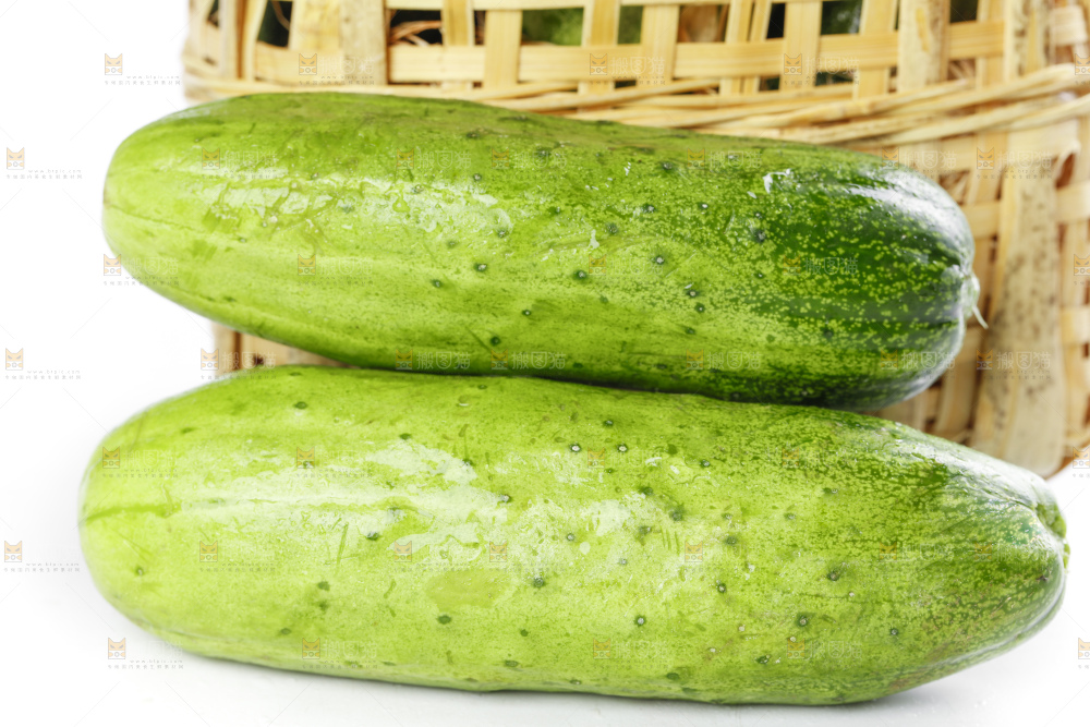 篮子里装着蔬菜黄瓜