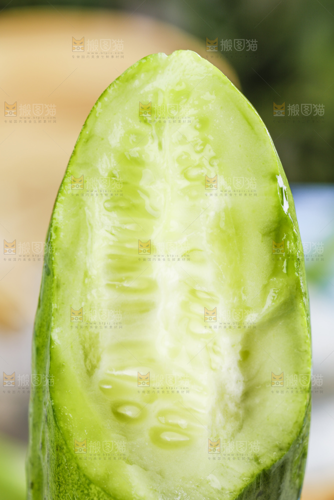 浅底上的嫩黄瓜