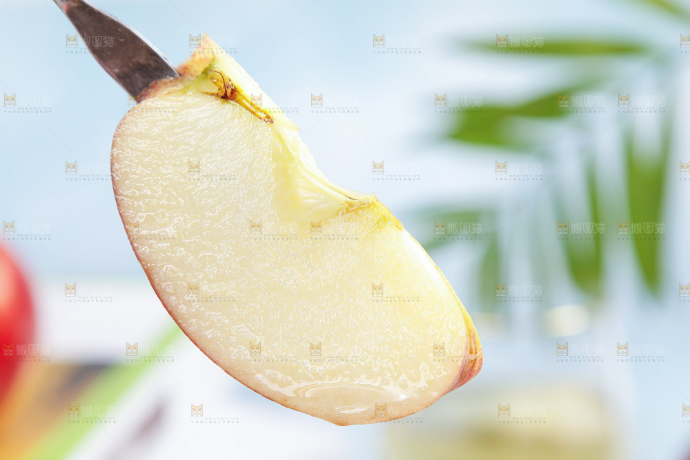 叉子叉着一块苹果